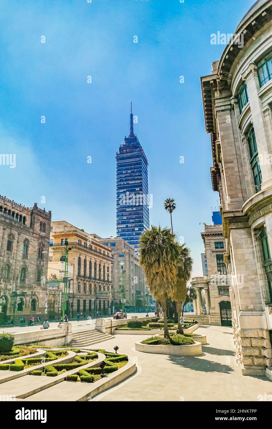 Torre Latinoamericana gratte-ciel haut bâtiment dans le centre-ville de Mexico. Banque D'Images