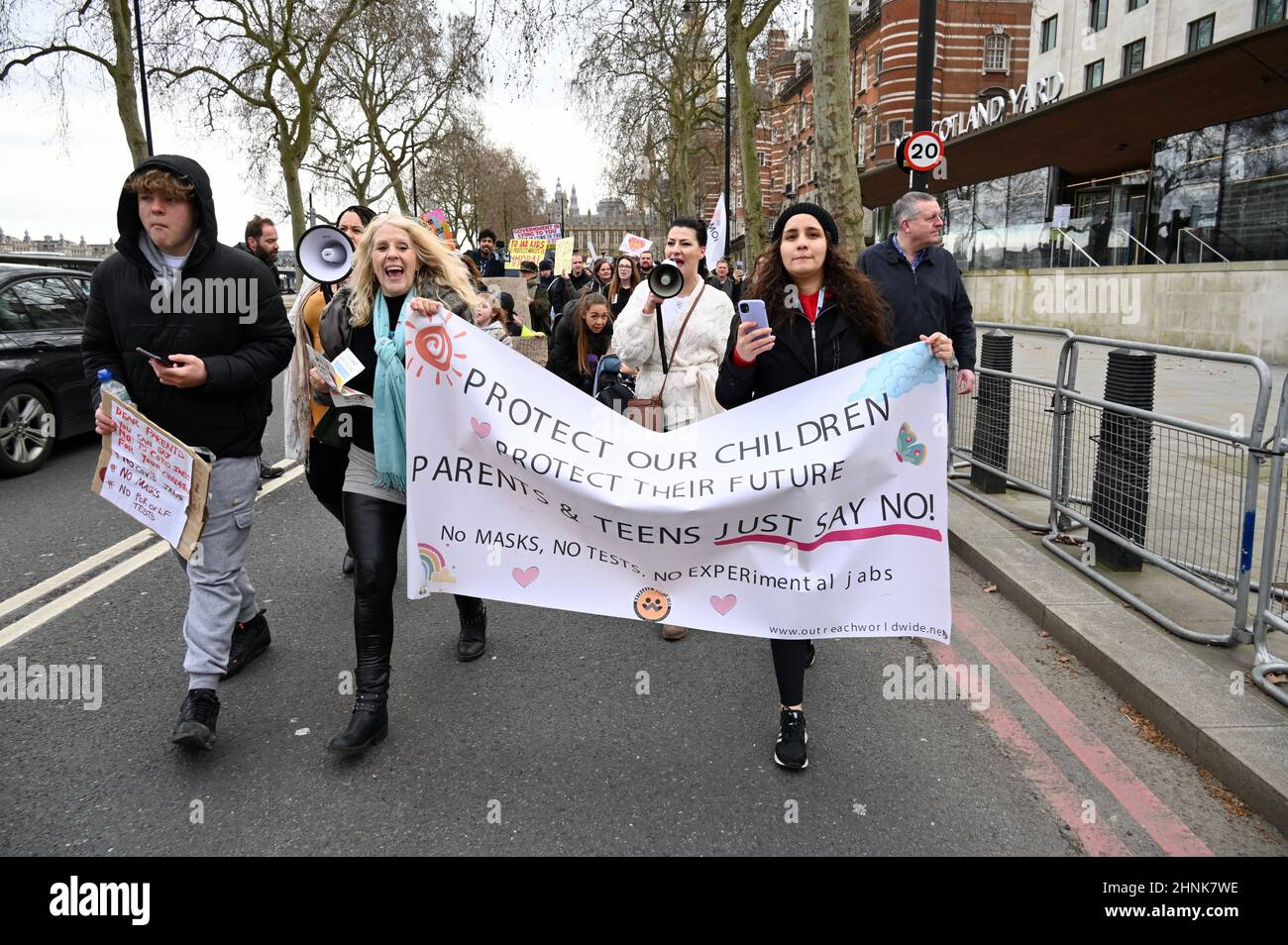 Londres, Royaume-Uni. Des manifestants anti-VAX se sont rassemblés à Westminster pour manifester contre la vaccination des enfants et en solidarité avec la protestation des camionneurs canadiens. Banque D'Images