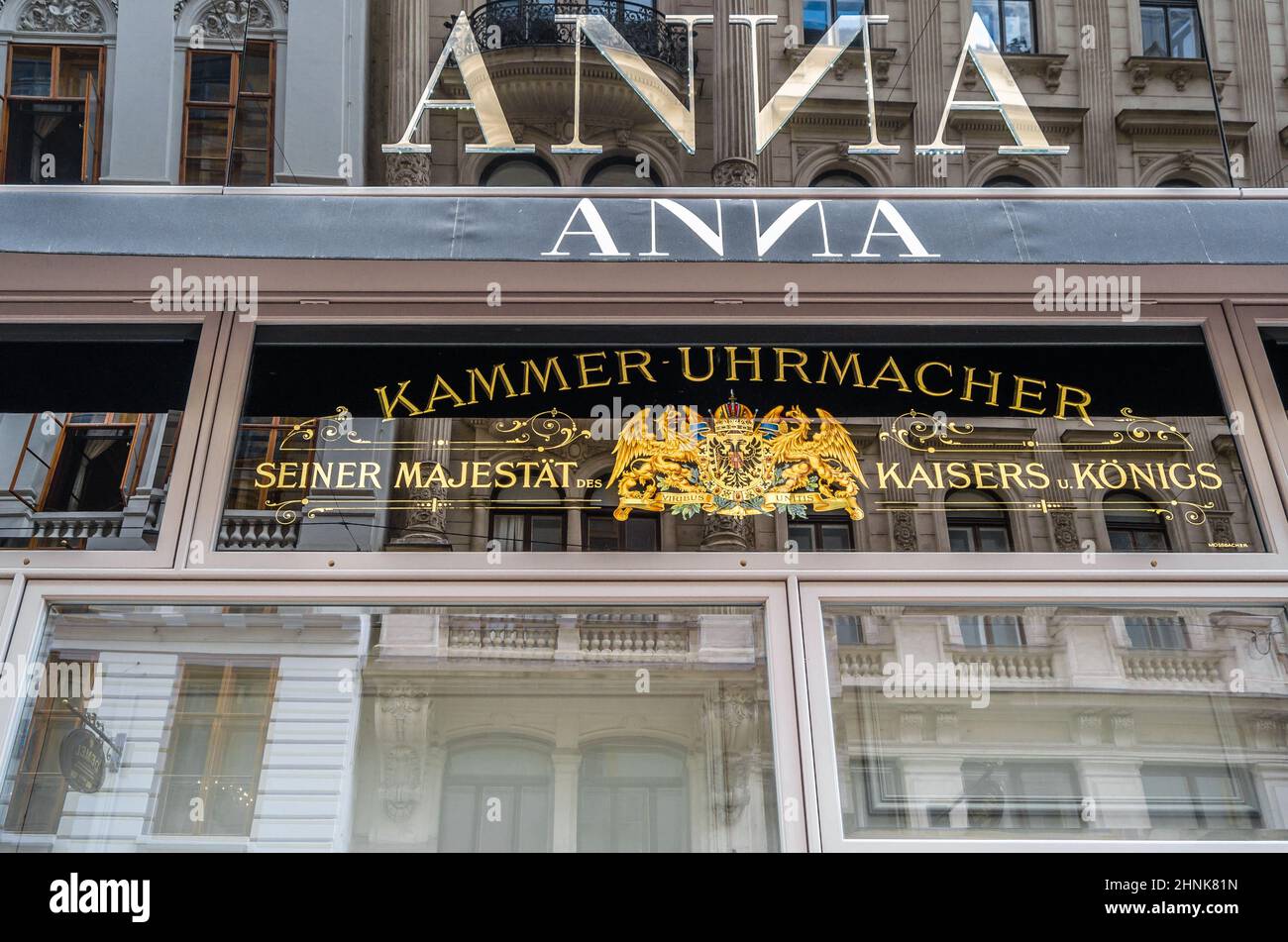 VIENNE, AUTRICHE - 1 SEPTEMBRE 2013 : détail et logo du magasin à Vienne, Autriche, signe sur la façade de l'ancien magasin de l'horloger du roi Banque D'Images
