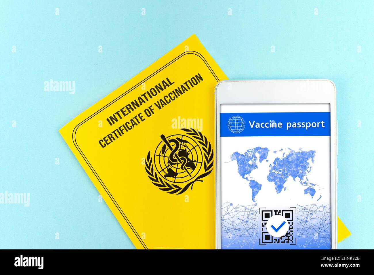 Certificat international jaune de vaccination avec certificat numérique COVID sur un écran de smartphone, un flacon de vaccin et une seringue. Vaccination, maladie Banque D'Images
