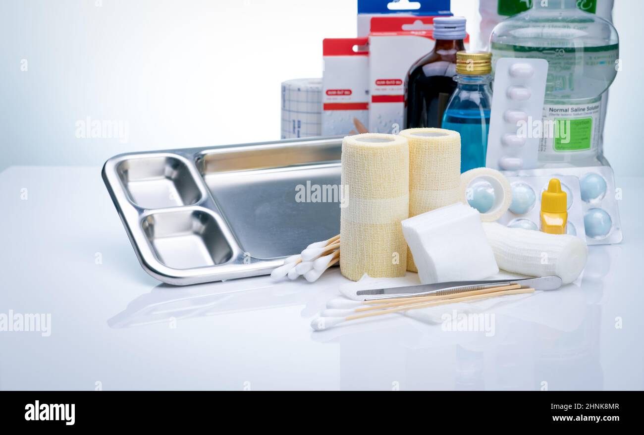 Kit de pansements pour le soin des plaies. Équipement de soins des plaies à l'hôpital pour l'infirmière. Se conformer au bandage, aux pinces, à l'alcool, aux bâtonnets de coton, à la povidone-iode pour l'infection de la plaie. Fournitures médicales. Équipement médical pour l'infirmière. Banque D'Images