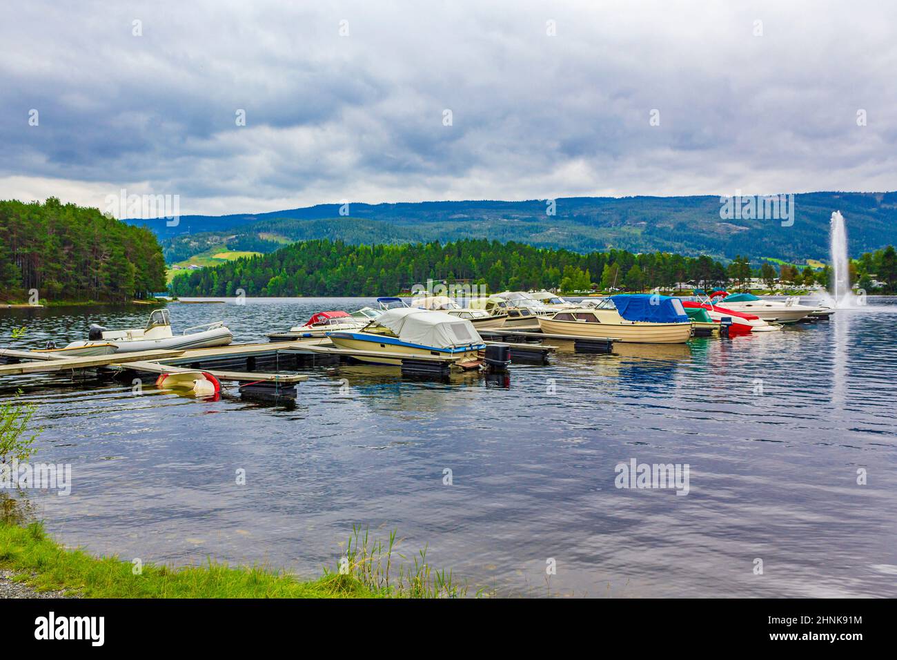 Bateaux sur la jetée dans la ville de Fagernes Fylke Norvège. Banque D'Images