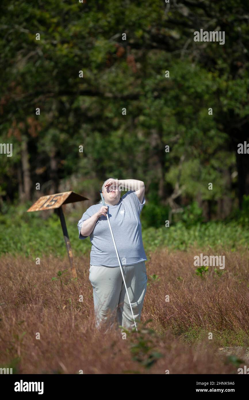 Femme Albino dans un pré Banque D'Images