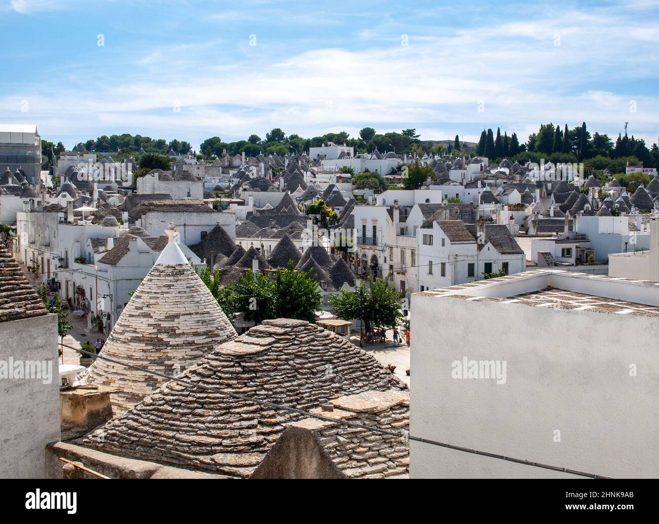Maisons blanches traditionnelles dans le village de Trulli. Alberobello, Italie. Banque D'Images
