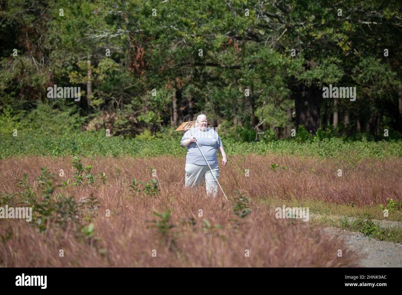 Femme Albino dans un pré Banque D'Images