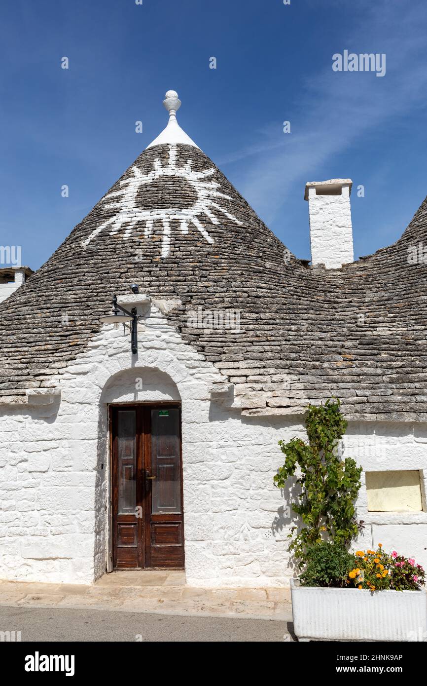 Maisons blanches traditionnelles dans le village de Trulli. Alberobello, Italie. Banque D'Images