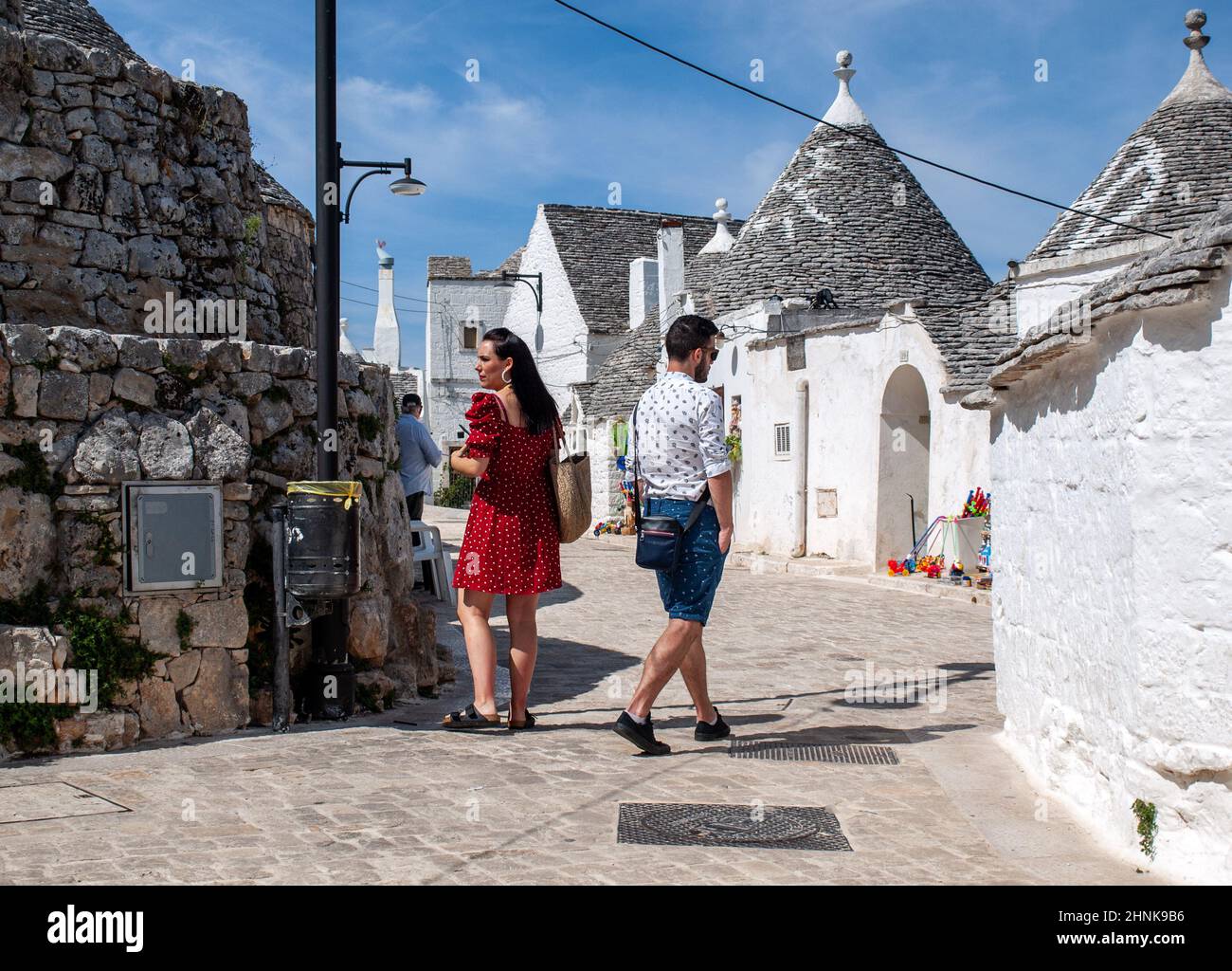 Les gens visitent le village de Trulli à Alberobello, en Italie. Banque D'Images