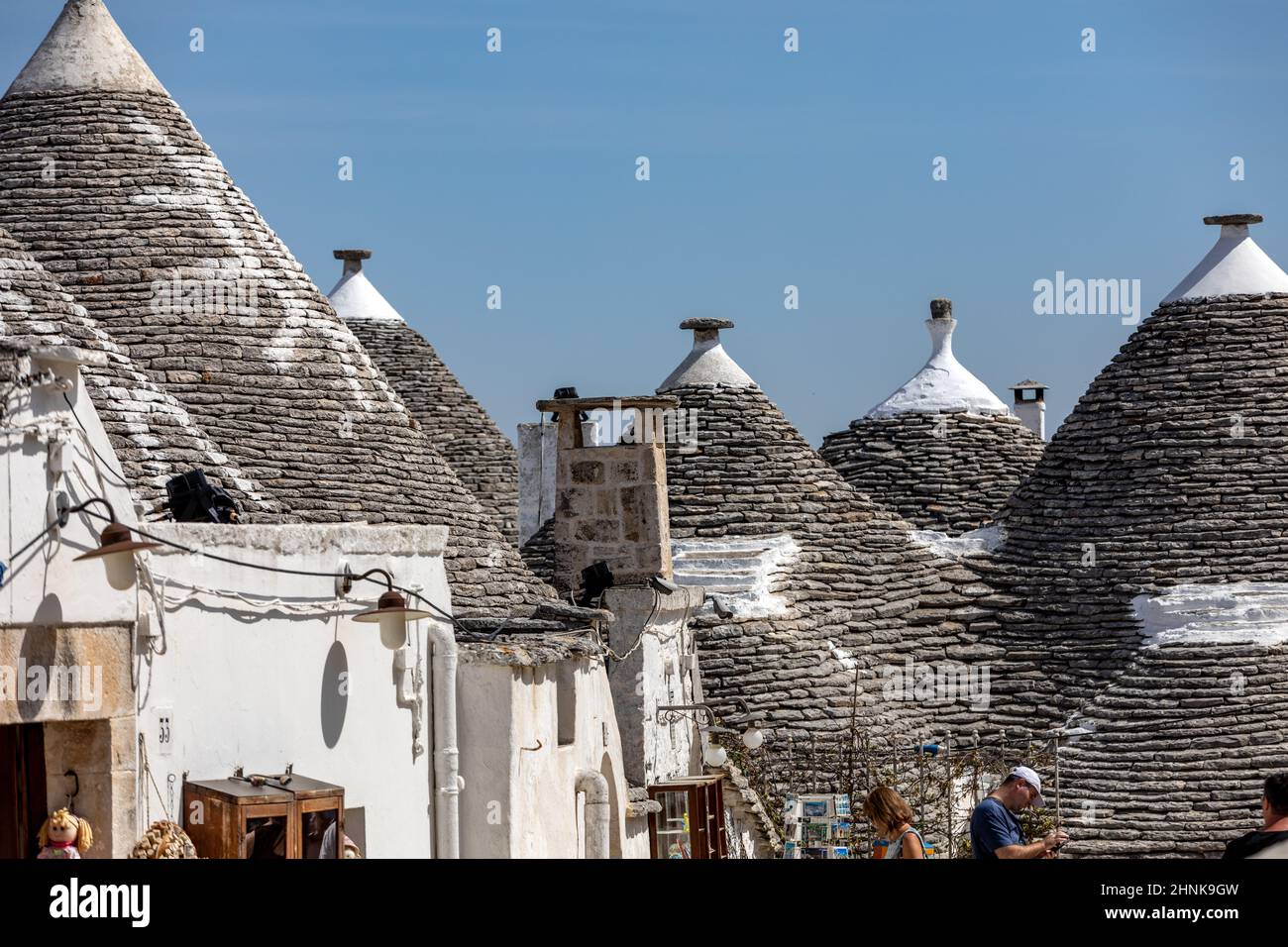 Maisons blanches traditionnelles dans le village de Trulli. Alberobello, Italie. Banque D'Images