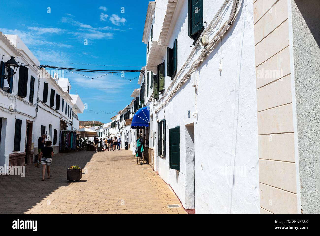 Fornells, Espagne - 21 juillet 2021 : rue du village de pêcheurs de Fornells avec des gens autour de l'été à Minorque, Iles Baléares, Espagne Banque D'Images