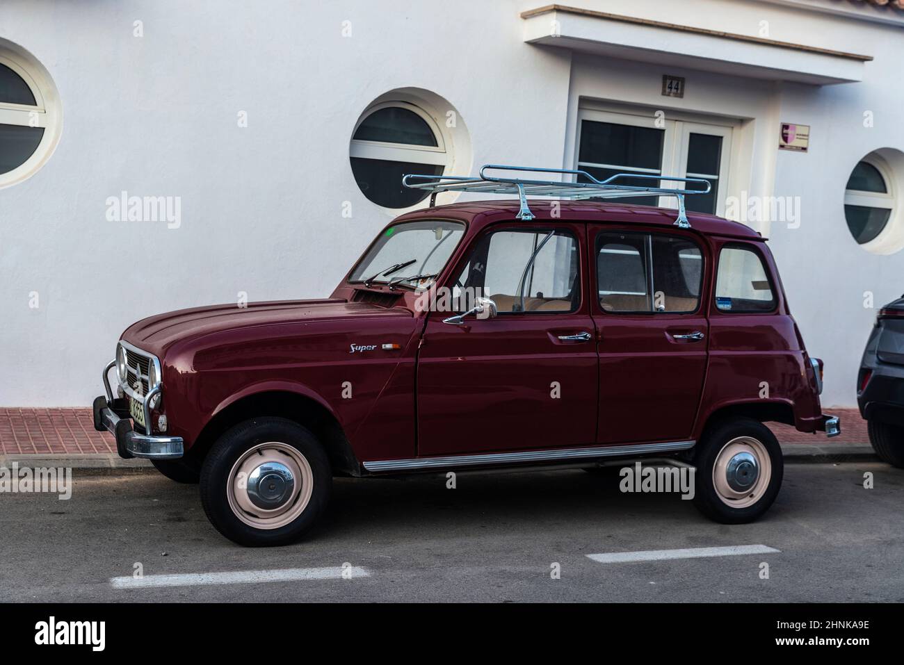 Fornells, Espagne - 20 juillet 2021: Garnet Renault 4 Super voiture avec porte-bagages de toit garée dans une rue à Fornells, Minorque, Iles Baléares, Espagne Banque D'Images