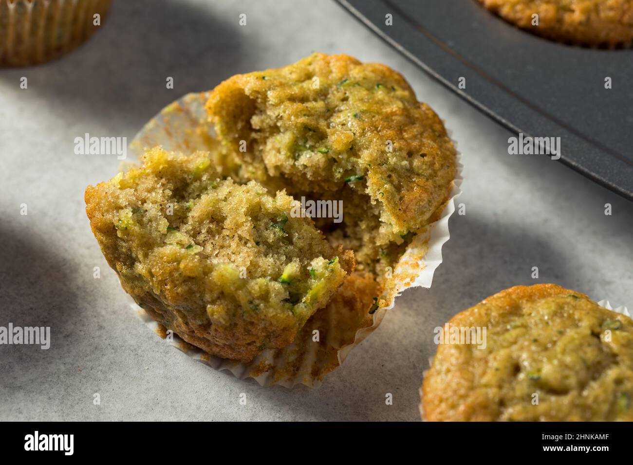 Muffins aux courgettes maison prêts à manger Banque D'Images