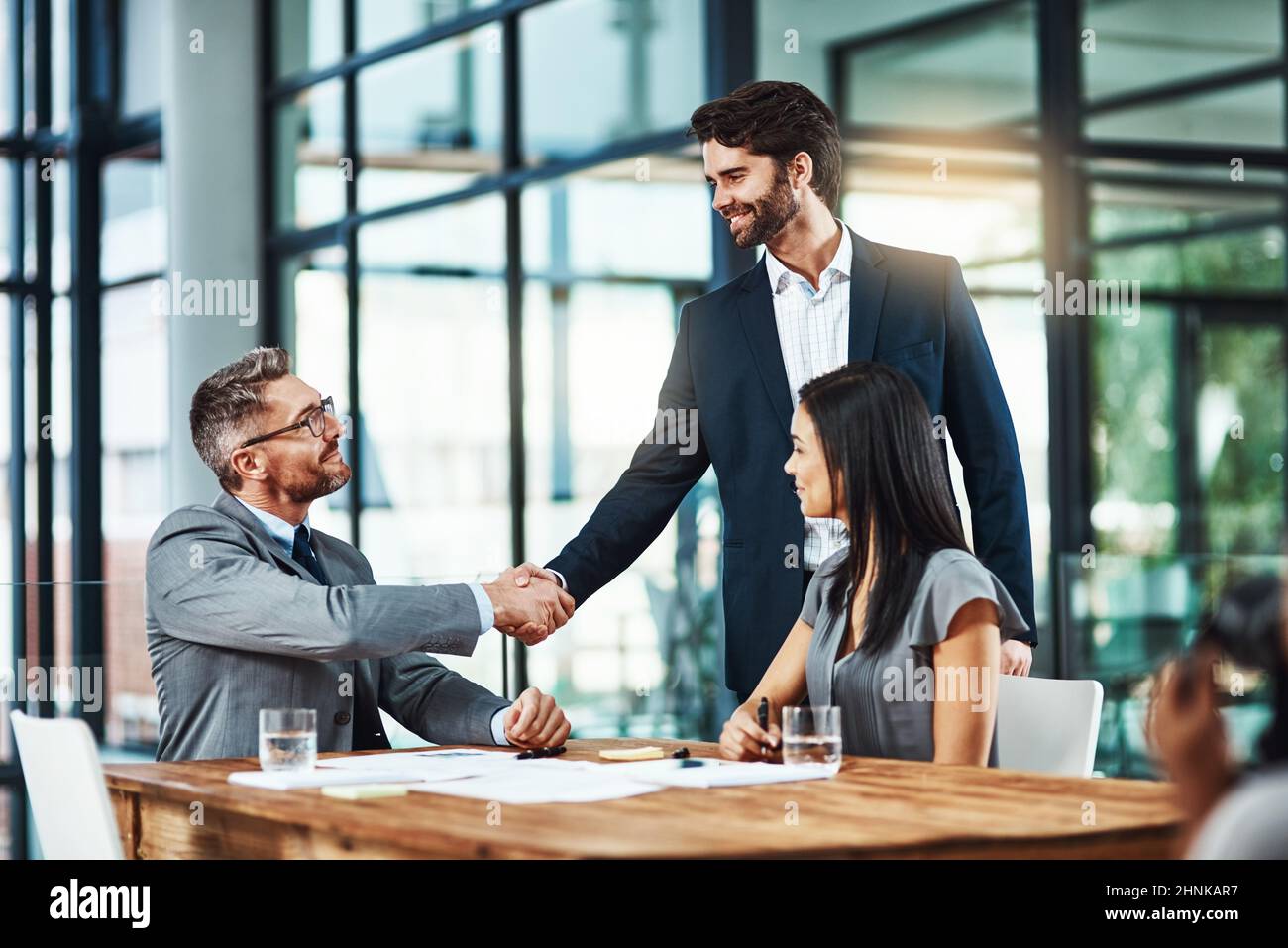 Nous nous réjouissons de vous avoir avec nous. Coup de main d'hommes d'affaires en train de se serrer la main lors d'une réunion dans un bureau moderne. Banque D'Images