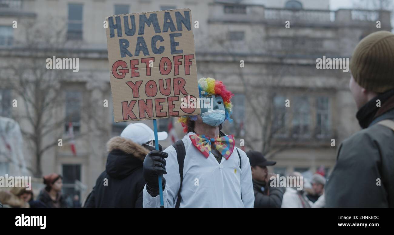 Un homme portant un panneau, «Human Race Get Off Your Gun», à Trafalgar Square, pendant le «World Wide Rally for Freedom». Banque D'Images