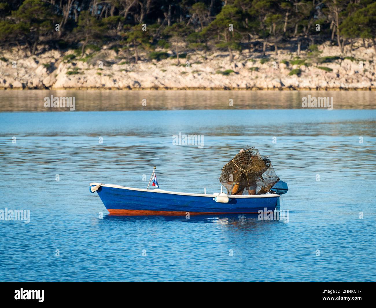 pêcheur jetant la cage de crabe dans la mer Banque D'Images