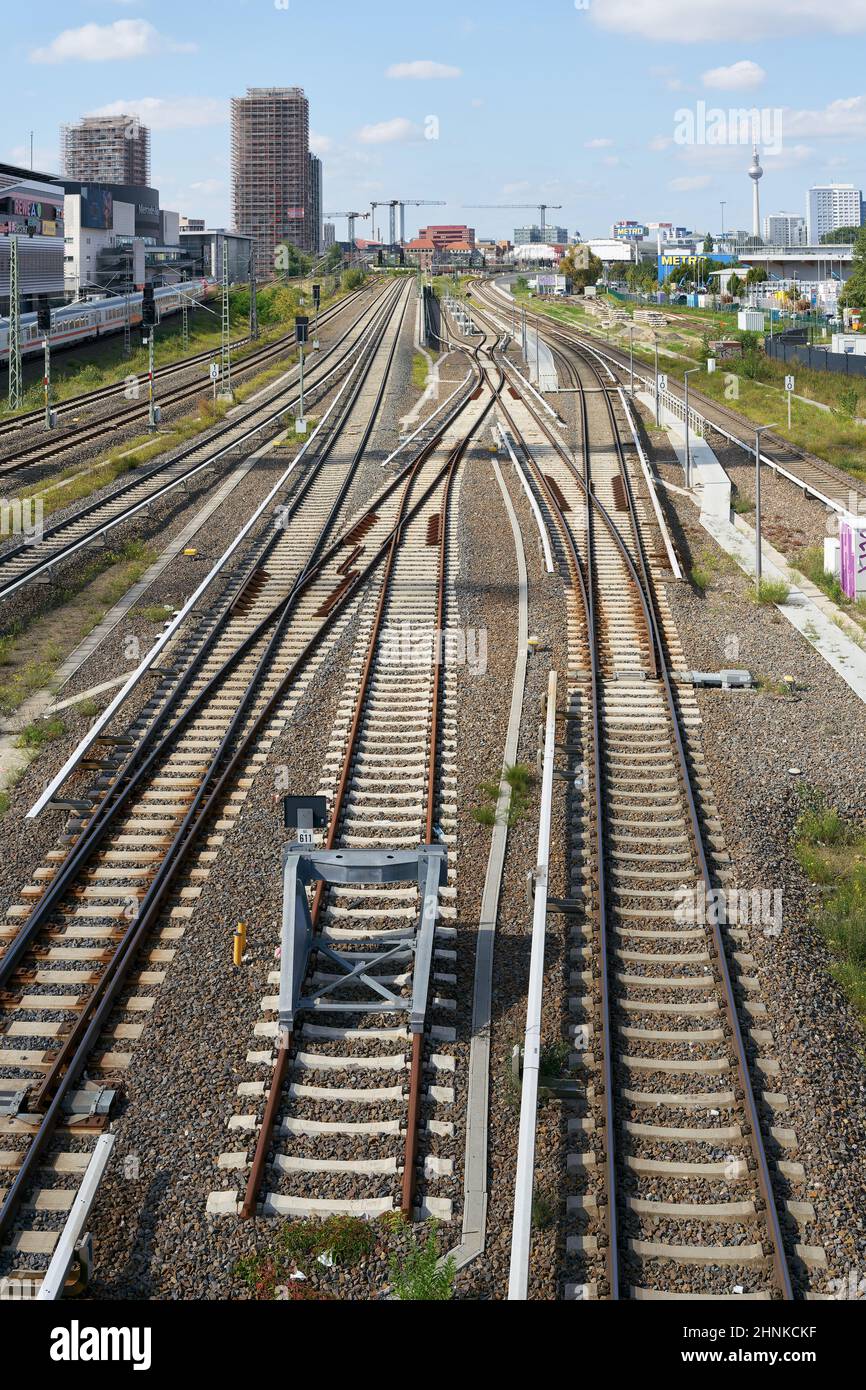 Vue depuis le pont Warschauer Bruecke sur la voie ferrée en direction de la gare Ostbahnhof de Berlin Banque D'Images