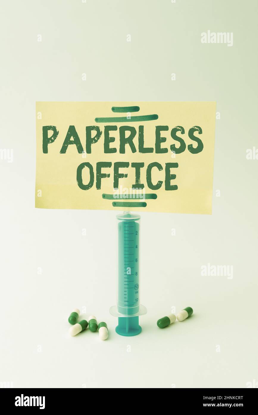 Affiche présentant un bureau sans papier, mot pour l'environnement de travail dans lequel l'utilisation du papier est éliminée rédaction de notes médicales importantes tests de laboratoire Banque D'Images