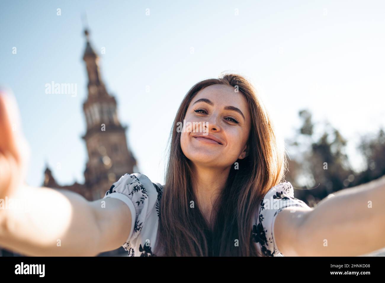 Jolie jeune femme qui fait une visite touristique de selfie à Séville, en Espagne Banque D'Images