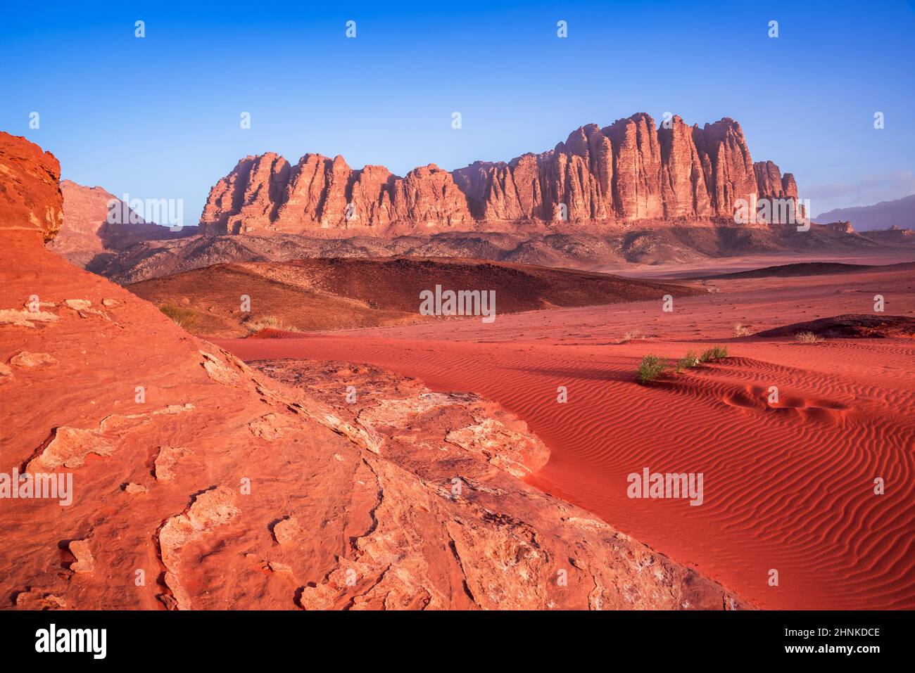 Wadi Rum, Jordanie. El Qattar montagne dans la Vallée de la Lune, désert d'Arabie. Banque D'Images