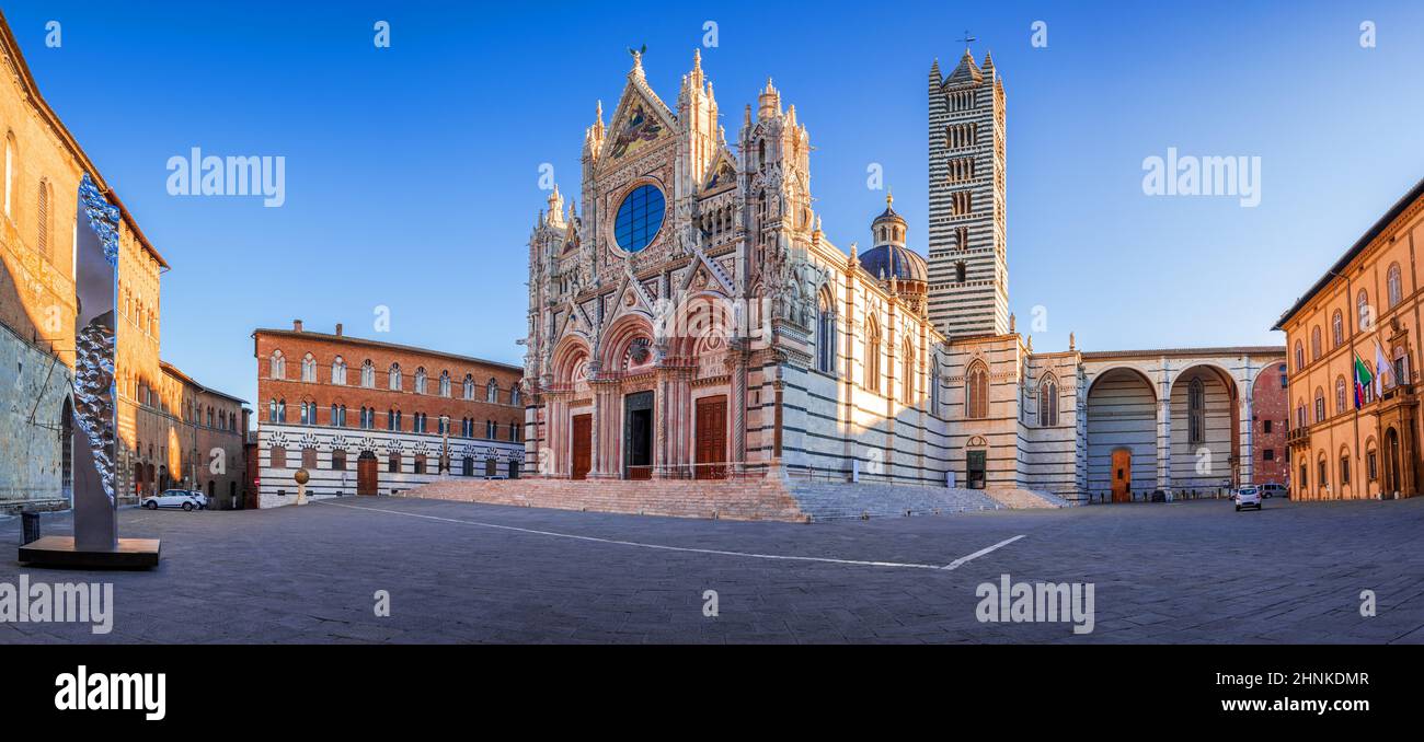 Sienne, Italie. Belle vue sur la façade et le campanile de la cathédrale de Sienne, Duomo di Siena au lever du soleil, Sienne, Toscane. Banque D'Images