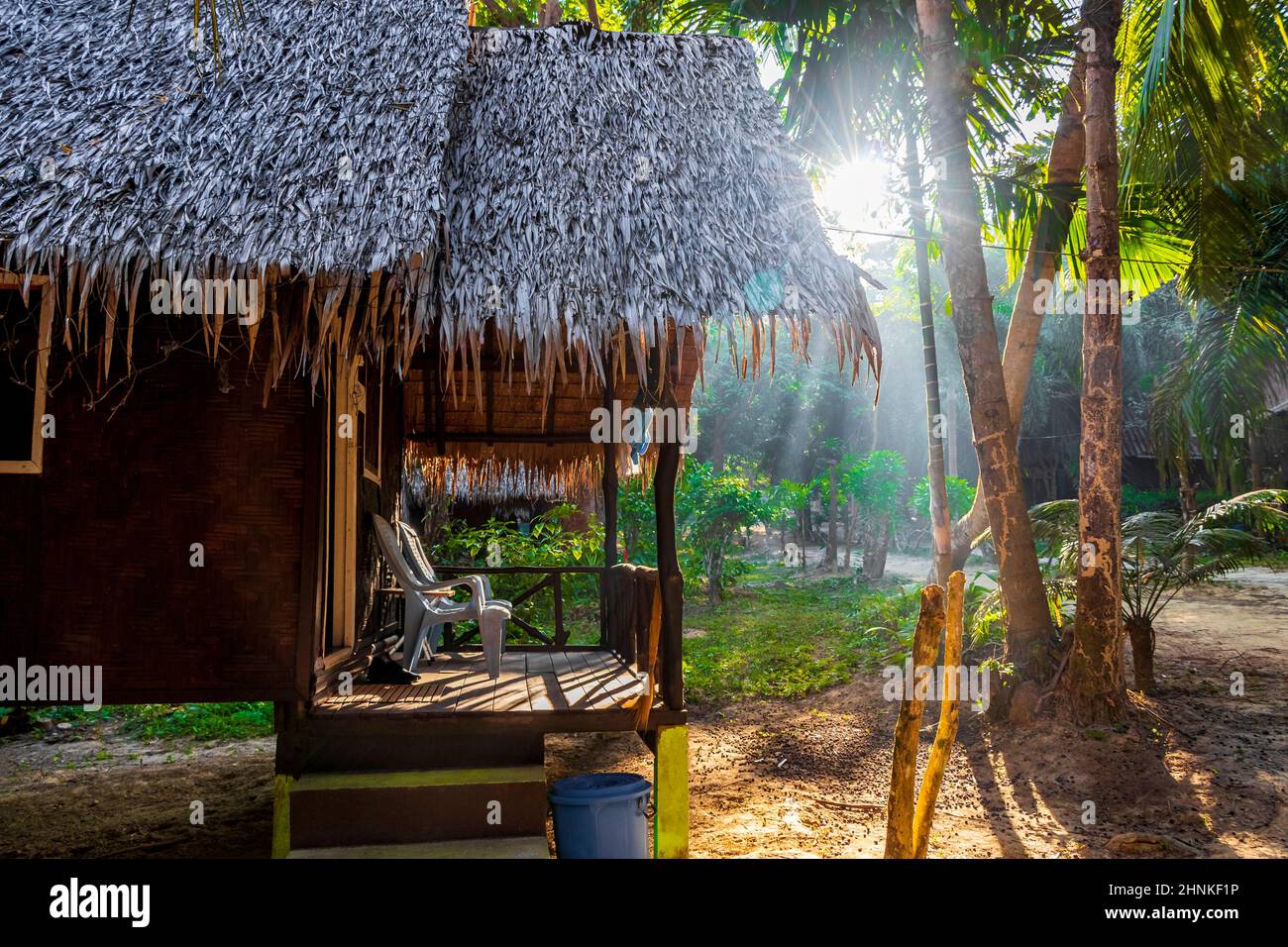 Lever du soleil dans la jungle balnéaire thaïlandaise avec chalets en bois Thaïlande. Banque D'Images