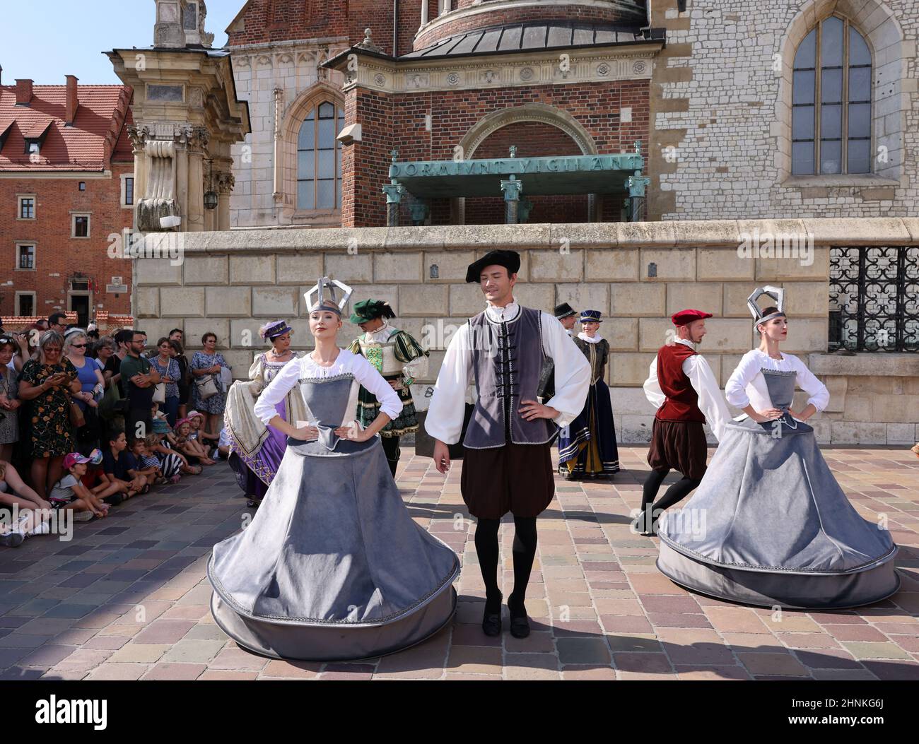 Performance - lorsque des cloches dansent, le ballet Dracovia Danza au château royal de Wawel fait partie du festival de danse de la cour de Cracovie de Danza en 22nd. Cracovie. Pologne Banque D'Images