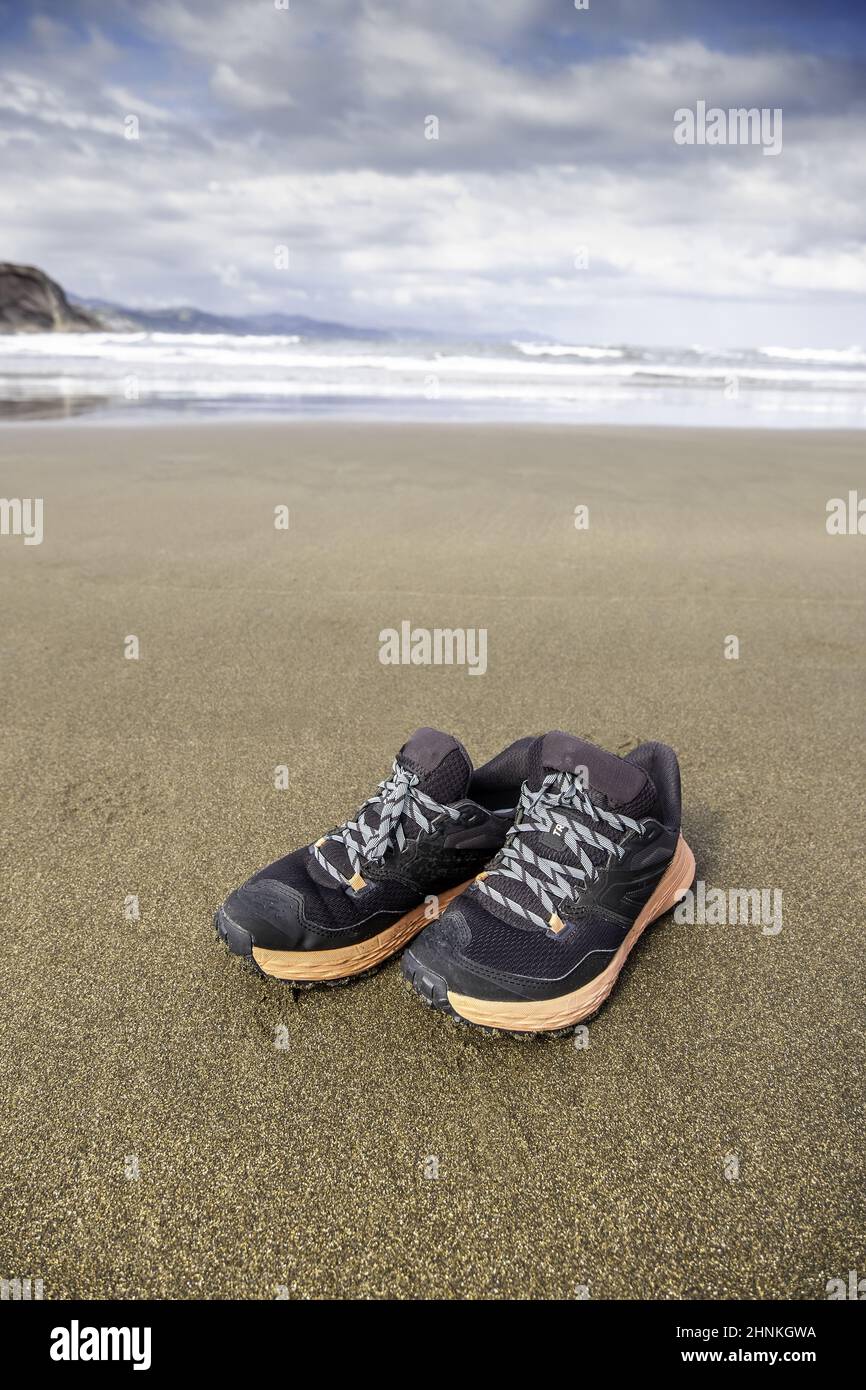 Des chaussons seuls sur la plage Banque D'Images