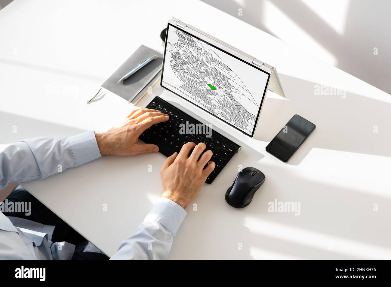 Business Person analyse de la carte du cadastre sur ordinateur dans le bureau Banque D'Images