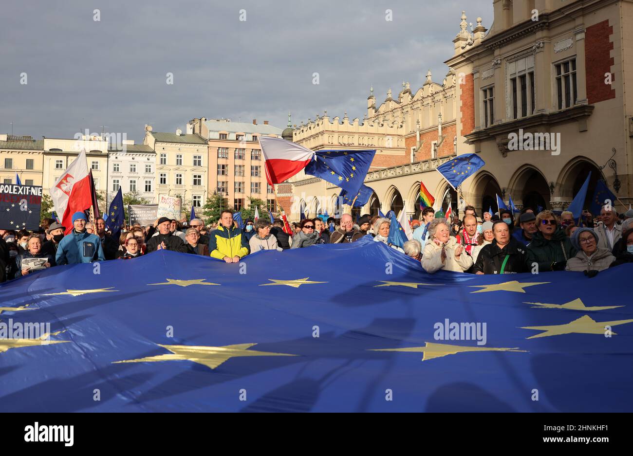 Cracovie Pologne - nous restons les feuilles du gouvernement! Les gens protestent contre le verdict du Tribunal constitutionnel. Banque D'Images