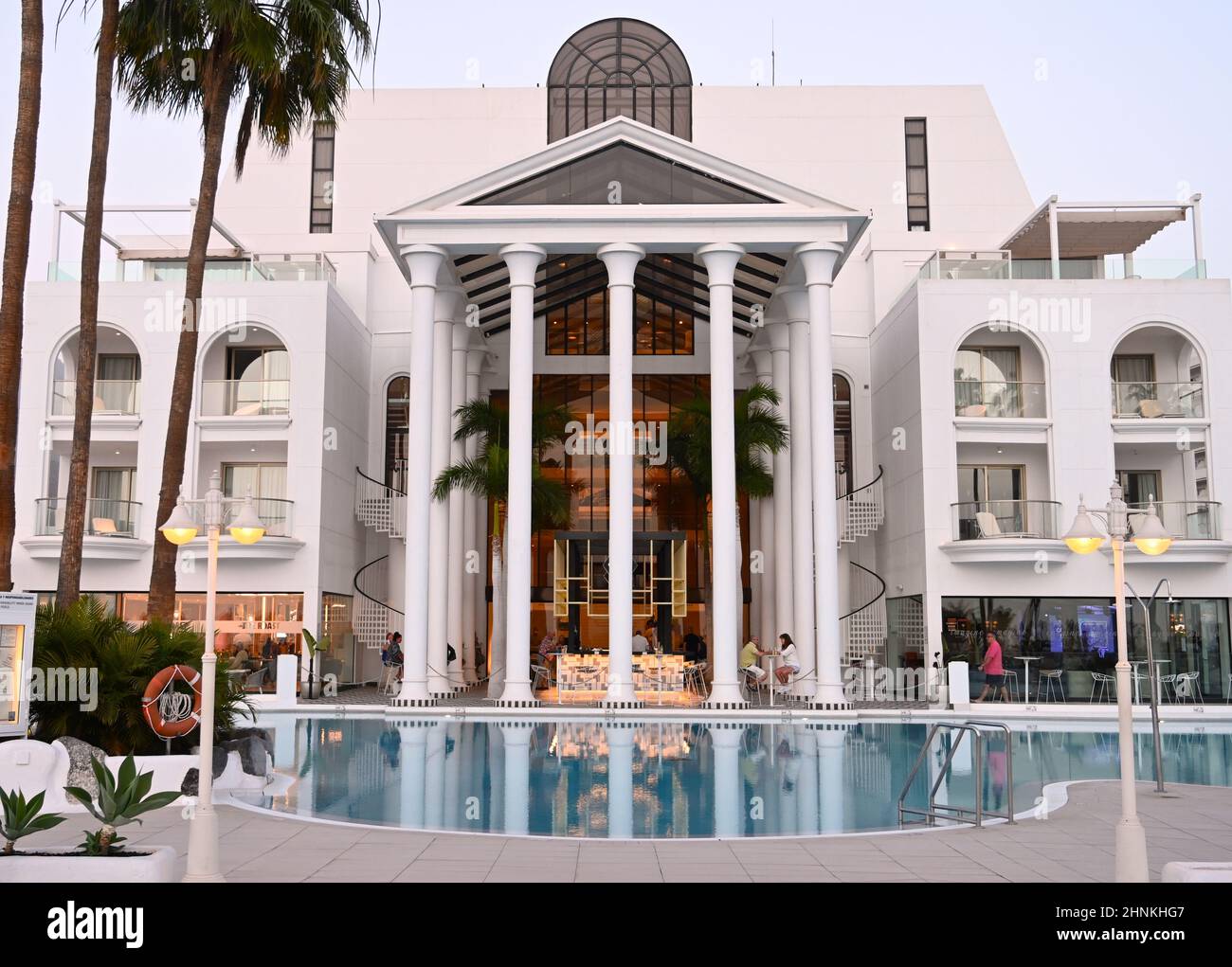 Guayarmina Hotel, Costa Ageje, à l'extérieur de l'arrière de l'hôtel, avec le reflet de l'hôtel dans la piscine Banque D'Images