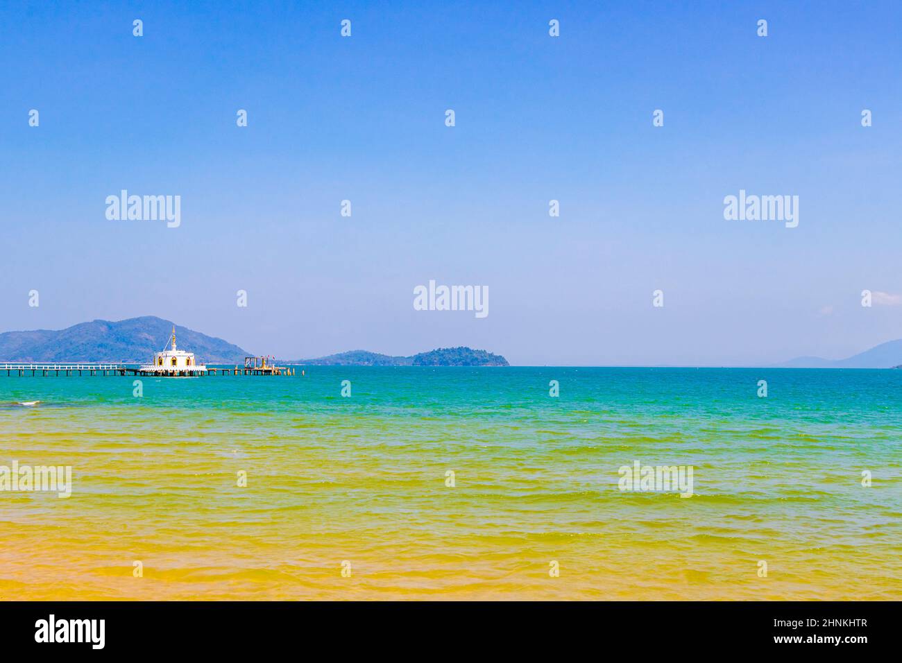 Temple thaïlandais dans l'eau et le paradis Koh Phayam Thaïlande. Banque D'Images