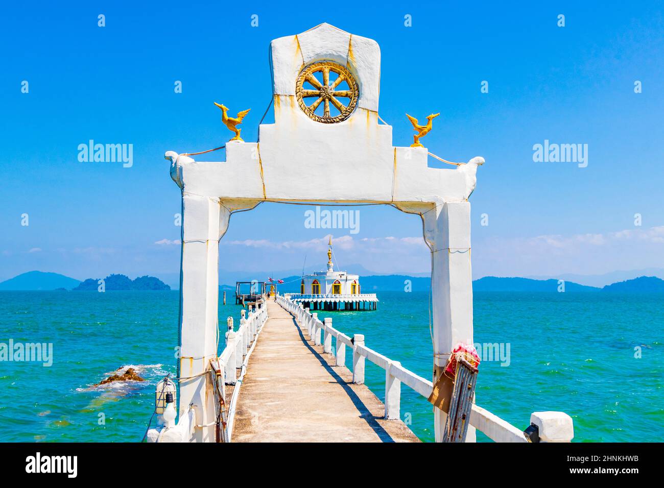 Temple thaïlandais dans l'eau et le paradis Koh Phayam Thaïlande. Banque D'Images