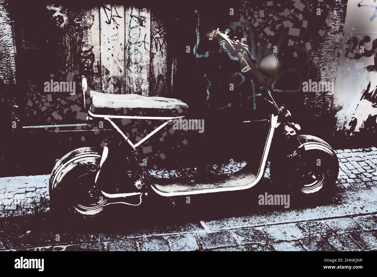 Un véhicule à moteur stylisé comme un scooter stationné sur un mur. Banque D'Images