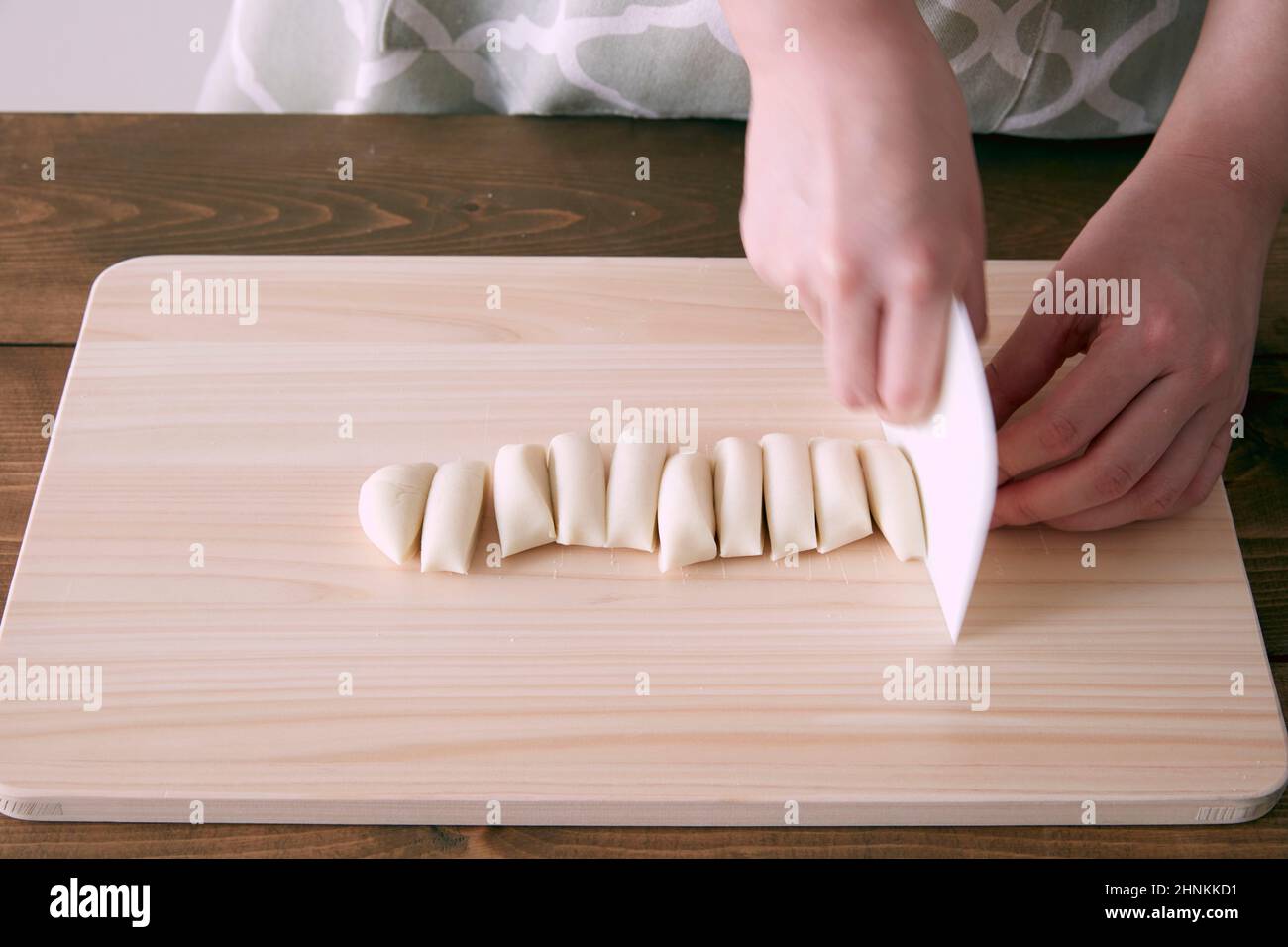 Couper la pâte pour Gyoza fabriqué à la main Banque D'Images