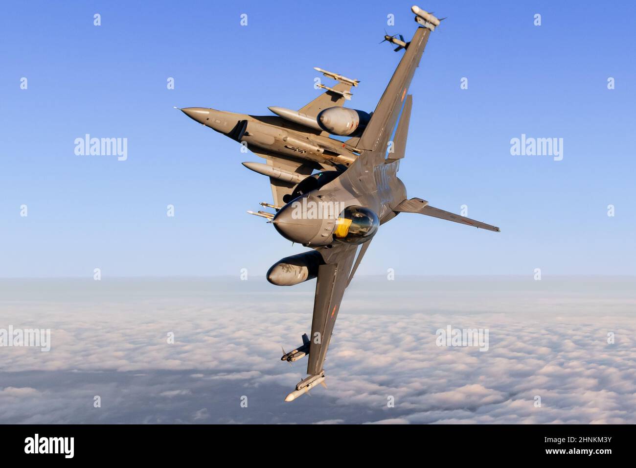 Avion militaire pendant un photoshoot air-air, Force aérienne belge, F -16s , police aérienne Baltique de l'OTAN Banque D'Images