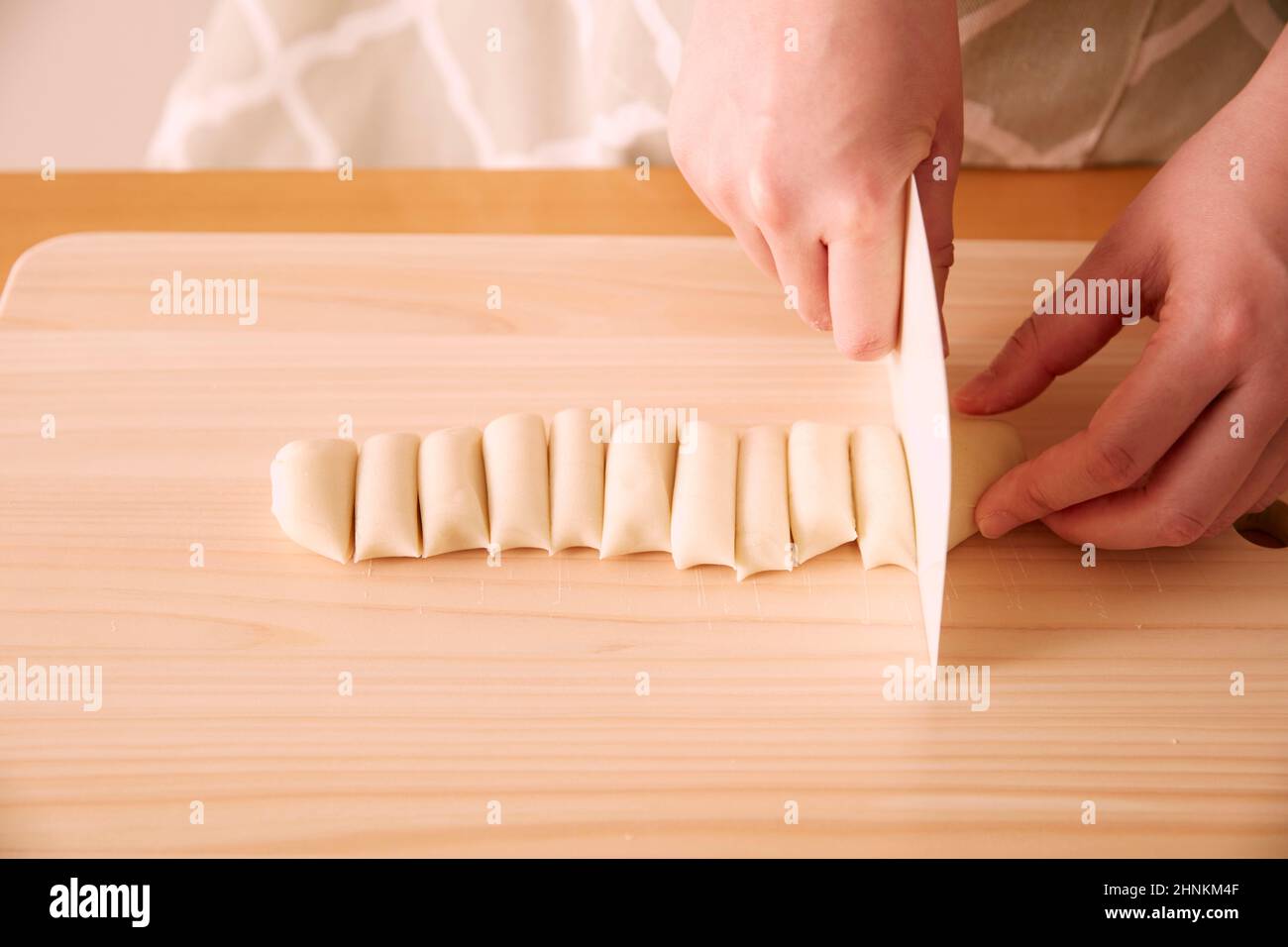 Couper la pâte pour Gyoza fabriqué à la main Banque D'Images