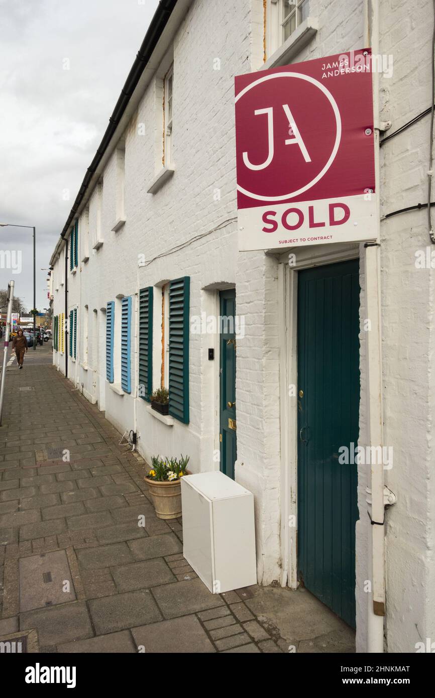 Un agent immobilier James Anderson signe une rangée de logements en terrasse sur Sheen Lane, Londres, Angleterre, Royaume-Uni Banque D'Images