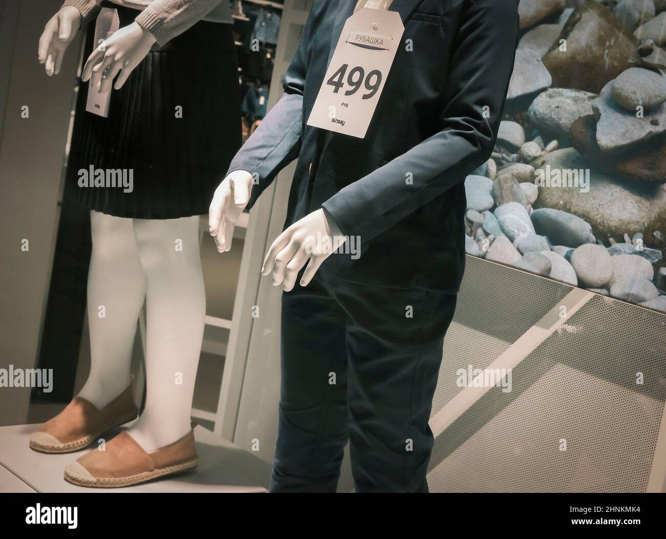 Un mannequin pour bébé avec des prix dans un magasin Banque D'Images