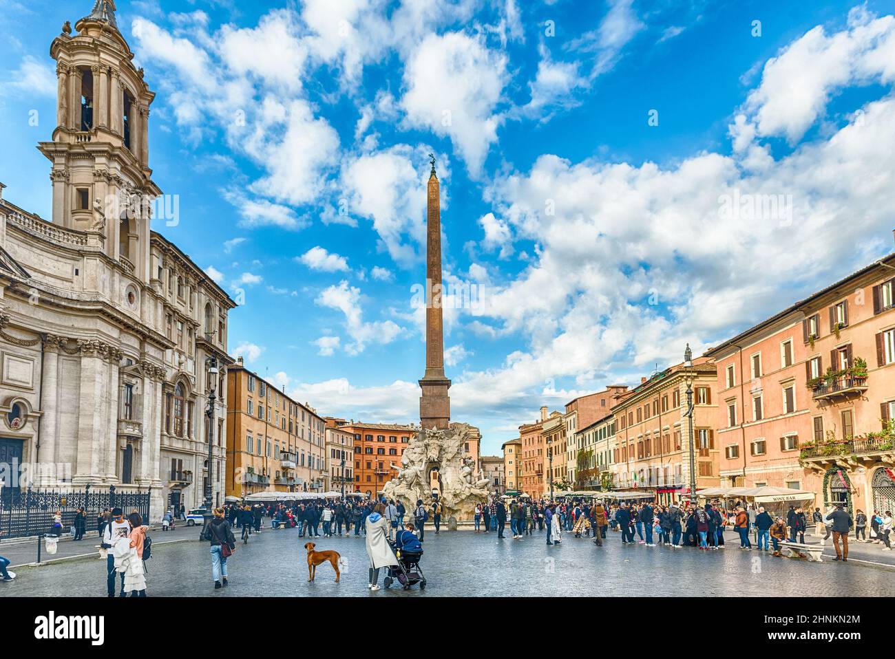 La pittoresque Piazza Navona, place emblématique du centre de Rome, en Italie Banque D'Images