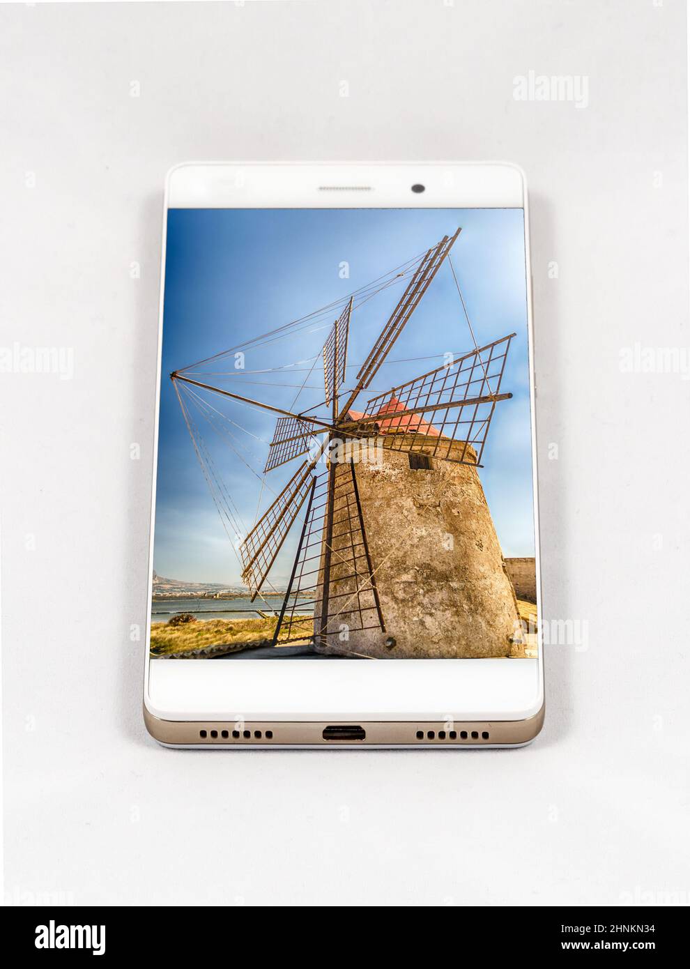 Smartphone moderne affichant une image plein écran de l'ancien moulin à vent, Italie Banque D'Images