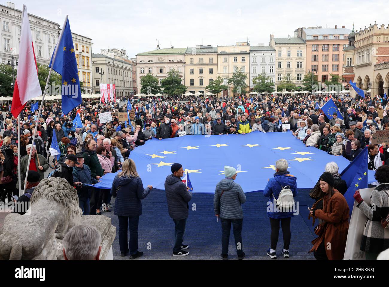 Cracovie Pologne - nous restons les feuilles du gouvernement! Les gens protestent contre le verdict du Tribunal constitutionnel. Banque D'Images