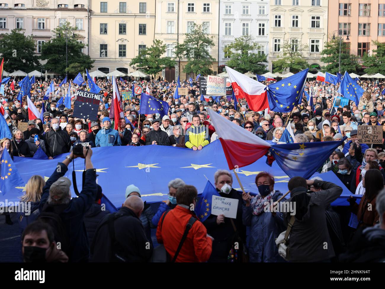 Cracovie Pologne - nous restons les feuilles du gouvernement! Les gens protestent contre le verdict du Tribunal constitutionnel. Banque D'Images