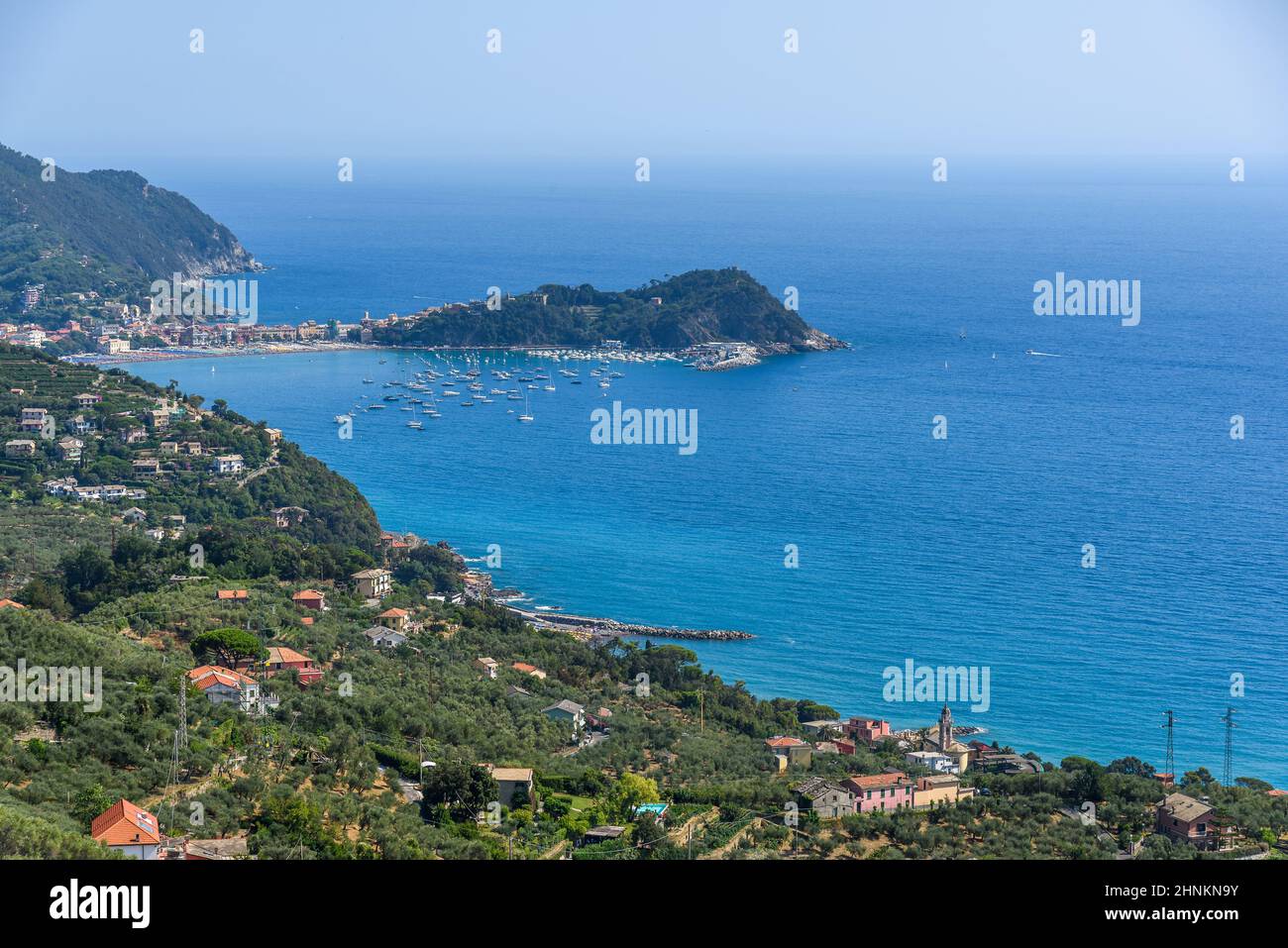À partir de Santa Giulia vue sur la côte ligure et le village de Sestri Levante Banque D'Images