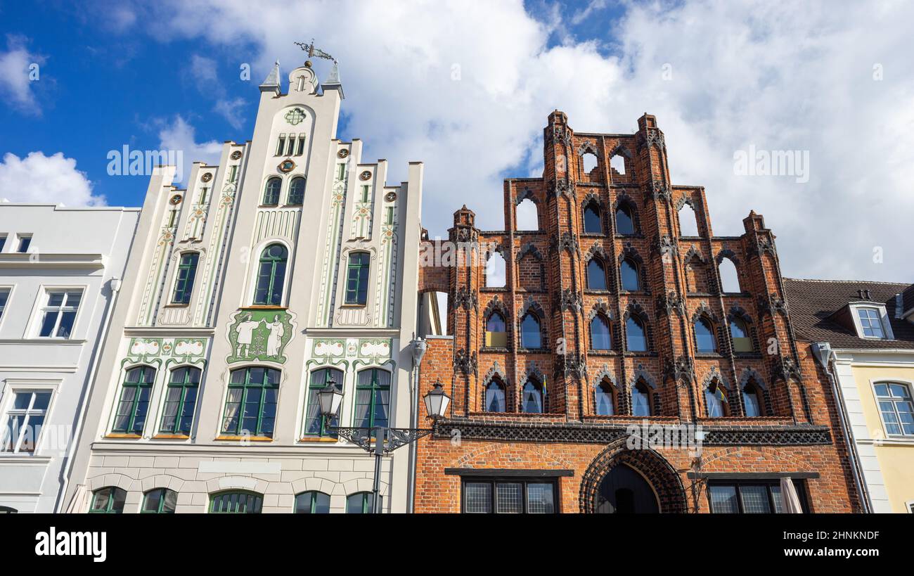 Façades historiques rénovées sur la place du marché de Wismar, Allemagne Banque D'Images