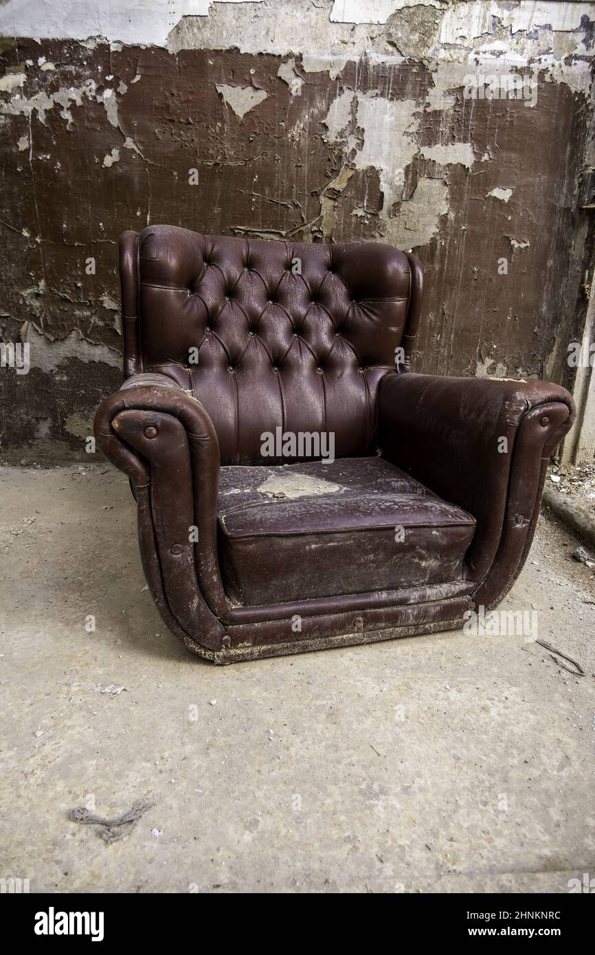 Ancien fauteuil en cuir abandonné Banque D'Images