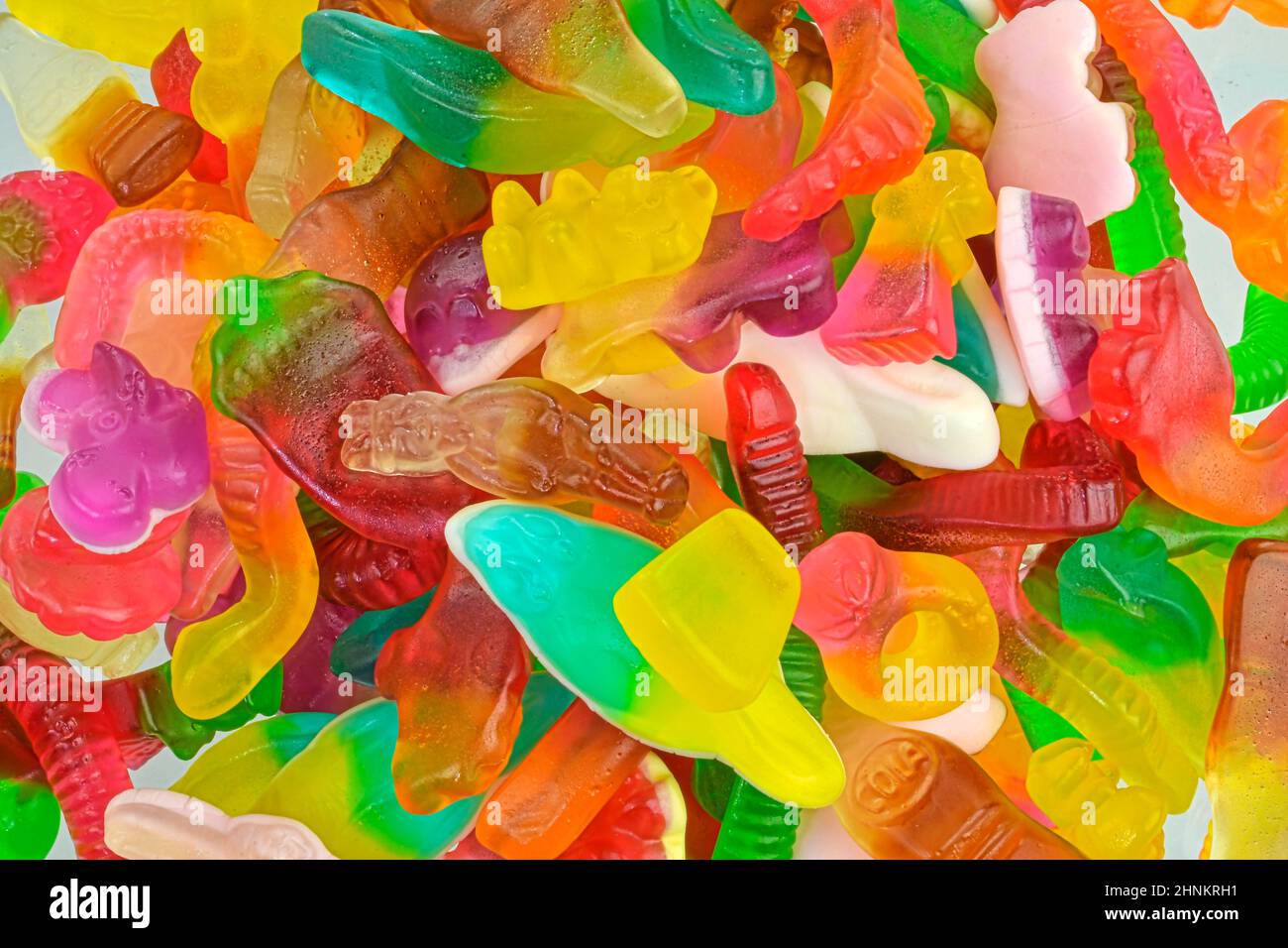 Bonbons gélifiés colorés, isolés sur des bonbons gélifiés blancs variés. Vue de dessus. Fond de bonbons délicieux aux fruits. Bonbons en gelée multicolores isolés sur fond blanc. Jelly Bean Banque D'Images