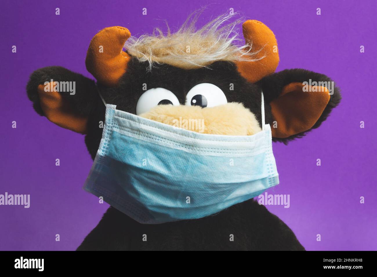 Jouet en peluche drôle dans un masque de protection Photo Stock - Alamy