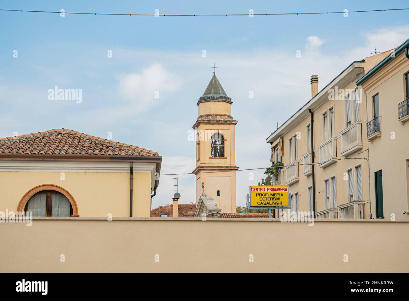 Petit clocher d'une église de banlieue Banque D'Images