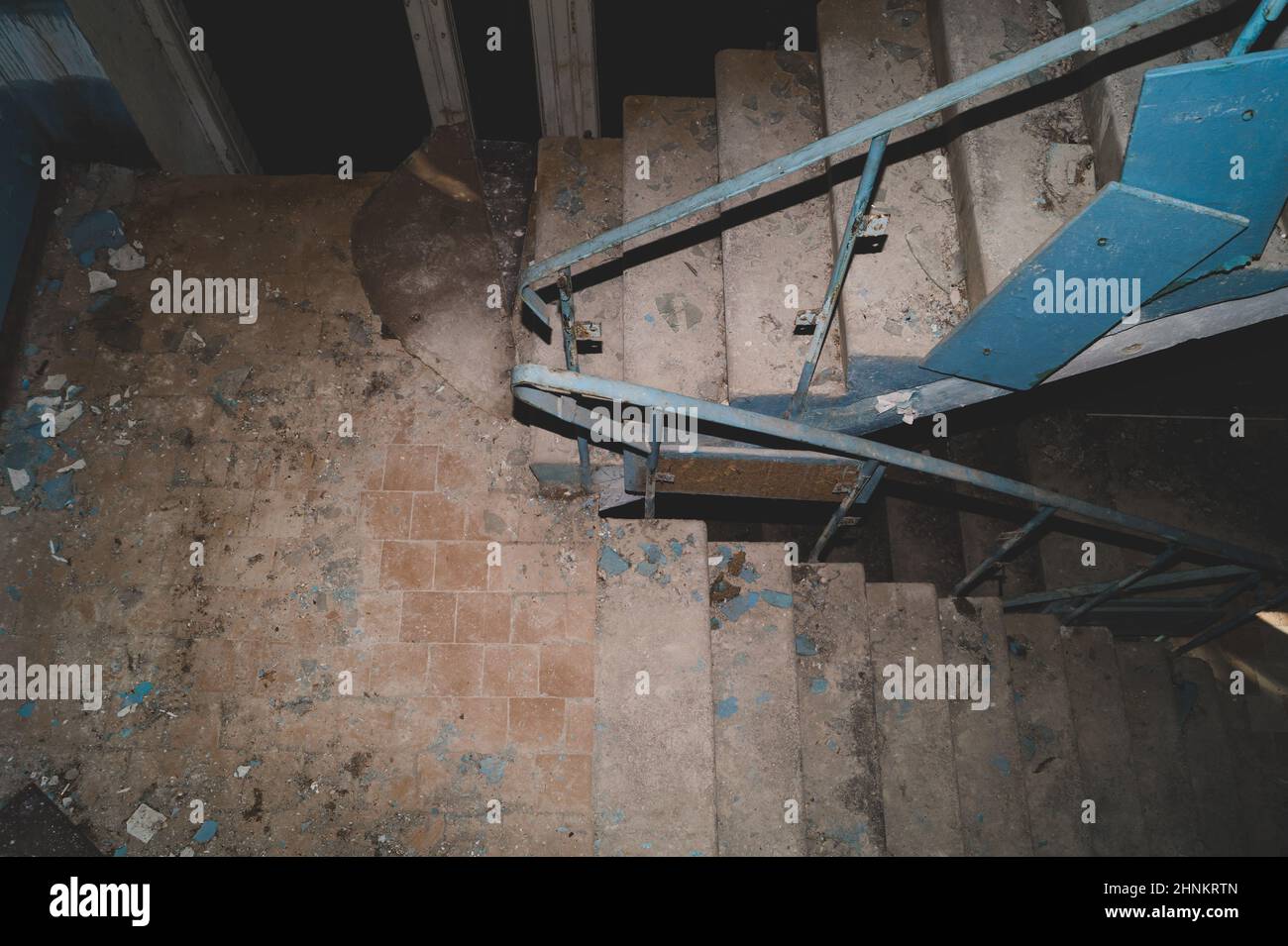 Escalier dans un bâtiment abandonné. Maison en ruines Banque D'Images
