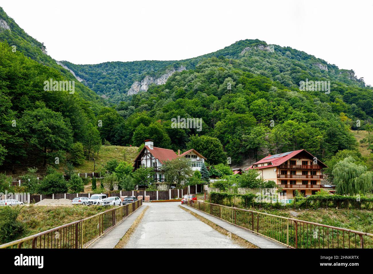 Village dans le parc national Domogled Valea Cernei en roumanie Banque D'Images
