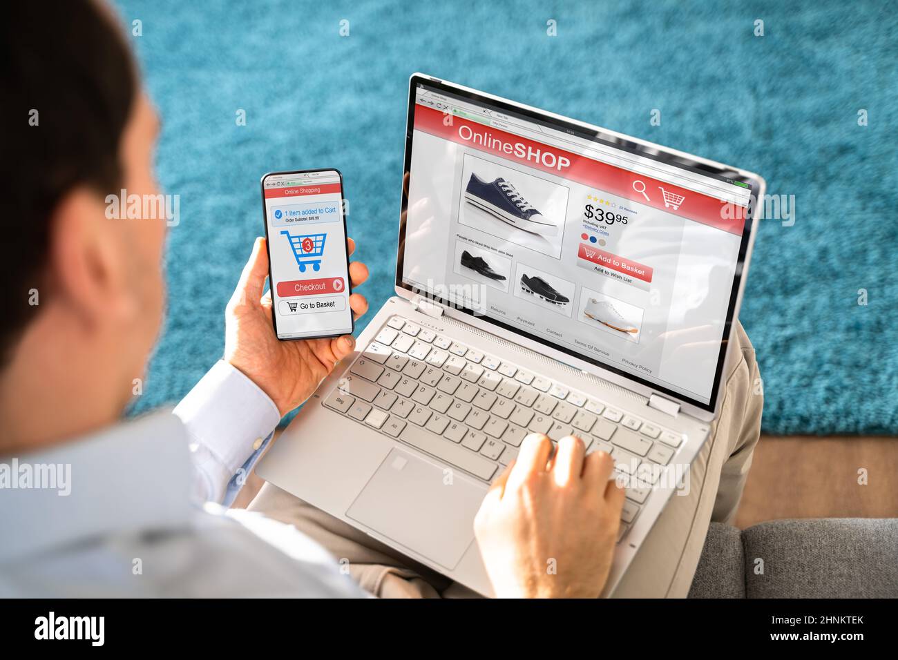Application d'achat de smartphone en ligne. E-commerce de téléphone mobile Banque D'Images Application d'achat de smartphone en ligne. E-commerce de téléphone mobile Banque D'Images
